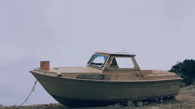 Sample DockSnipe alert for a Bayliner runabout, flagging "ran when parked" and a soft floor alongside the price