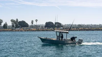 Sample DockSnipe alert for a Sea Hunt center console, showing engine hours and trailer details read out of the listing