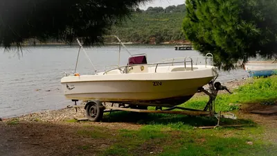 Sample DockSnipe alert for a Sea Ray bowrider, showing a price drop caught the same morning